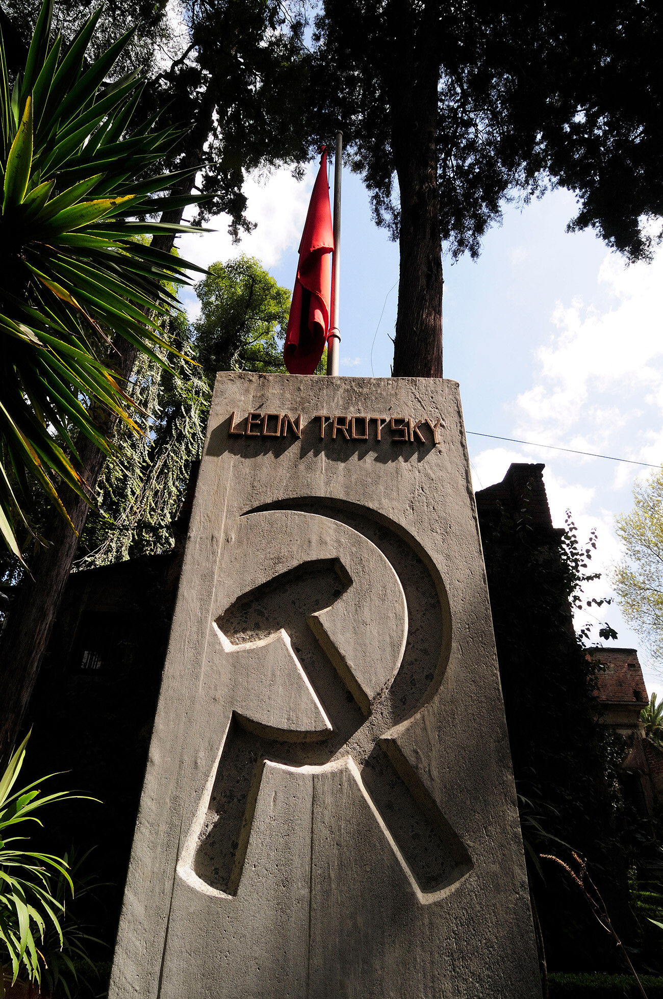 La tumba de Lev Trotski en la Ciudad de México. 