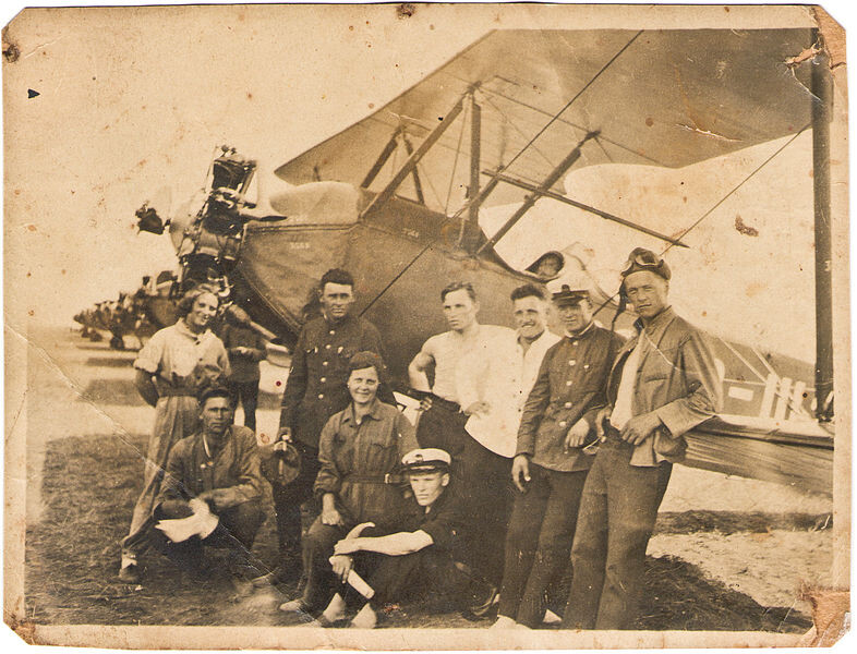 Grupo de pilotos junto a un Po-2 (1935)