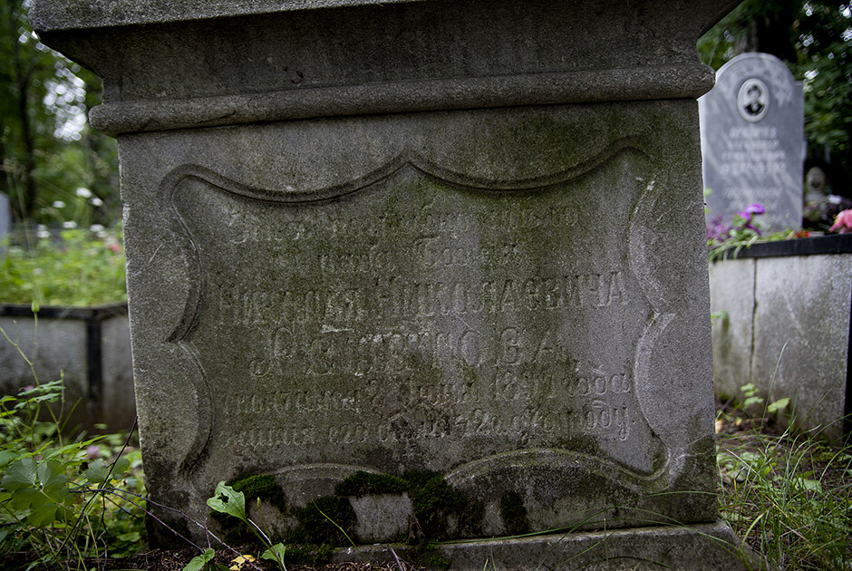 Un monumento en la tumba de un hombre que murió en 1837.