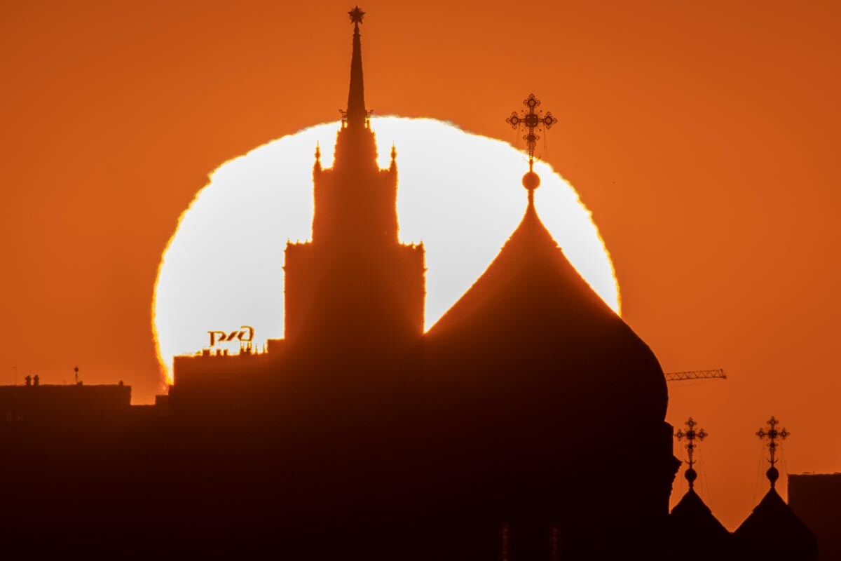 Nahaufnahme eines epischen Sonnenaufgangs in Moskau.