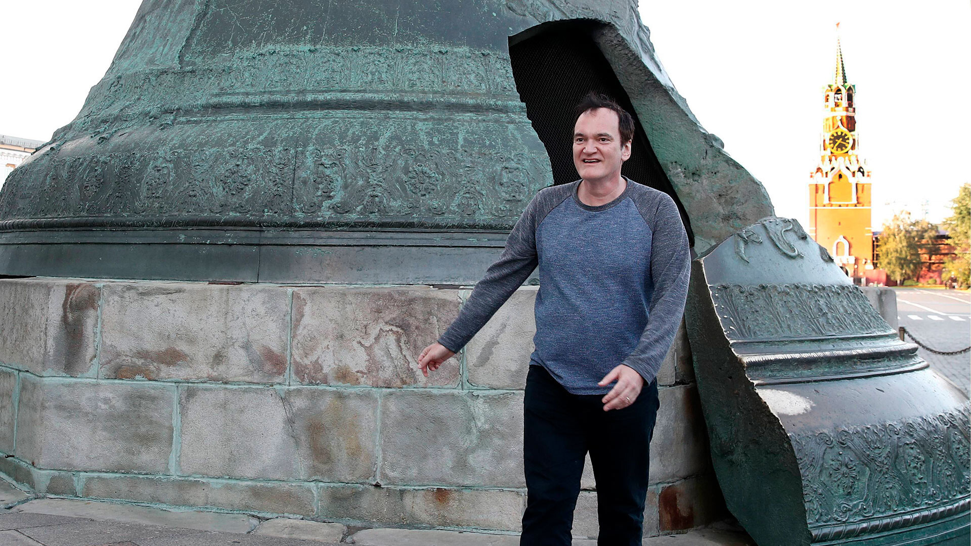 Tarantino perto do sino do tsar do Kremlin.