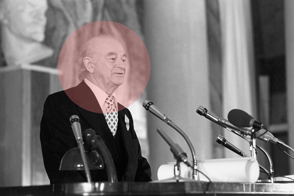 Linus Pauling spricht auf dem internationalen Symposium 