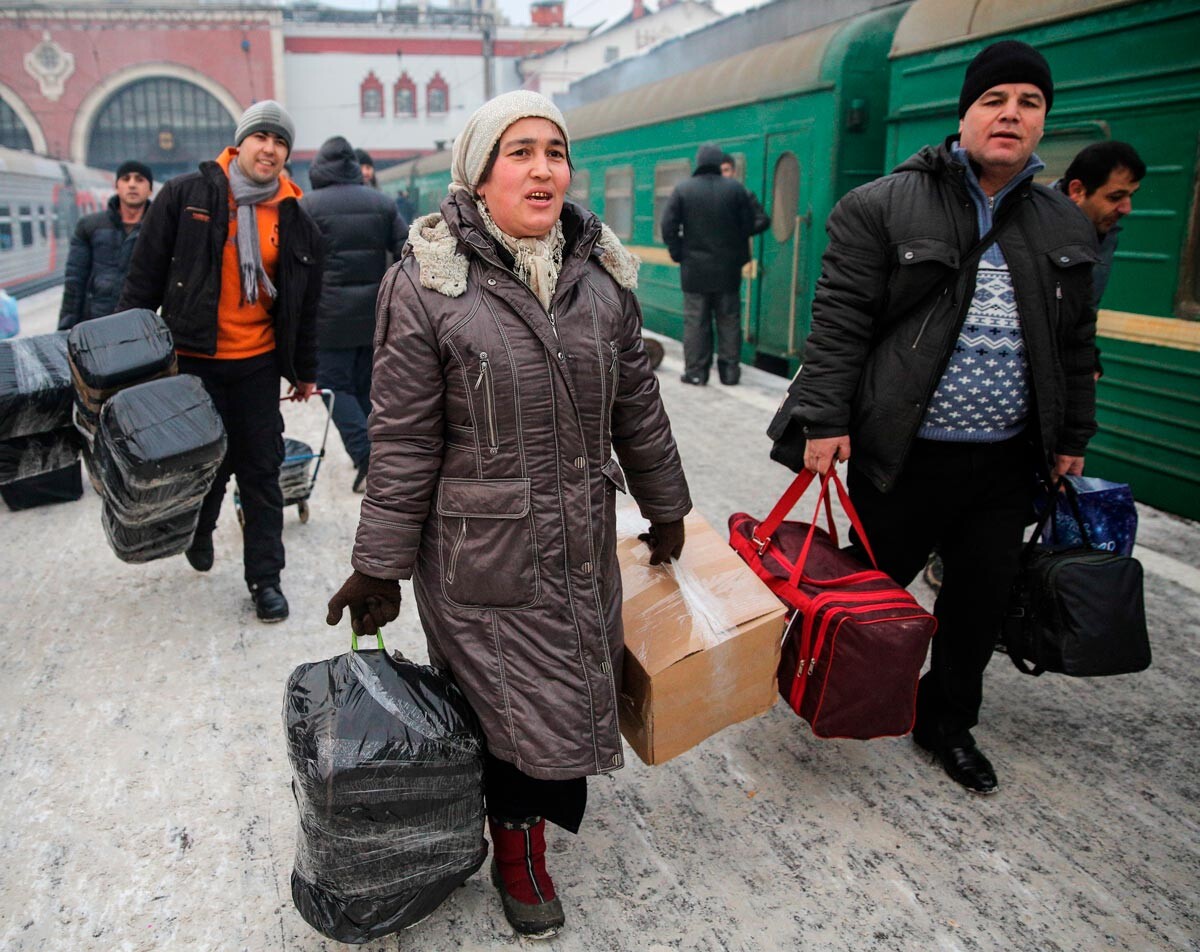 Passagers à la gare moscovite de Kazan avant le départ d'un train Moscou-Douchanbé, capitale du Tadjikistan