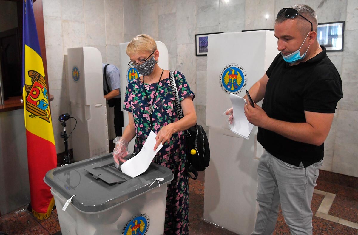 Votants moldaves à Moscou lors d'élections parlementaires en Moldavie