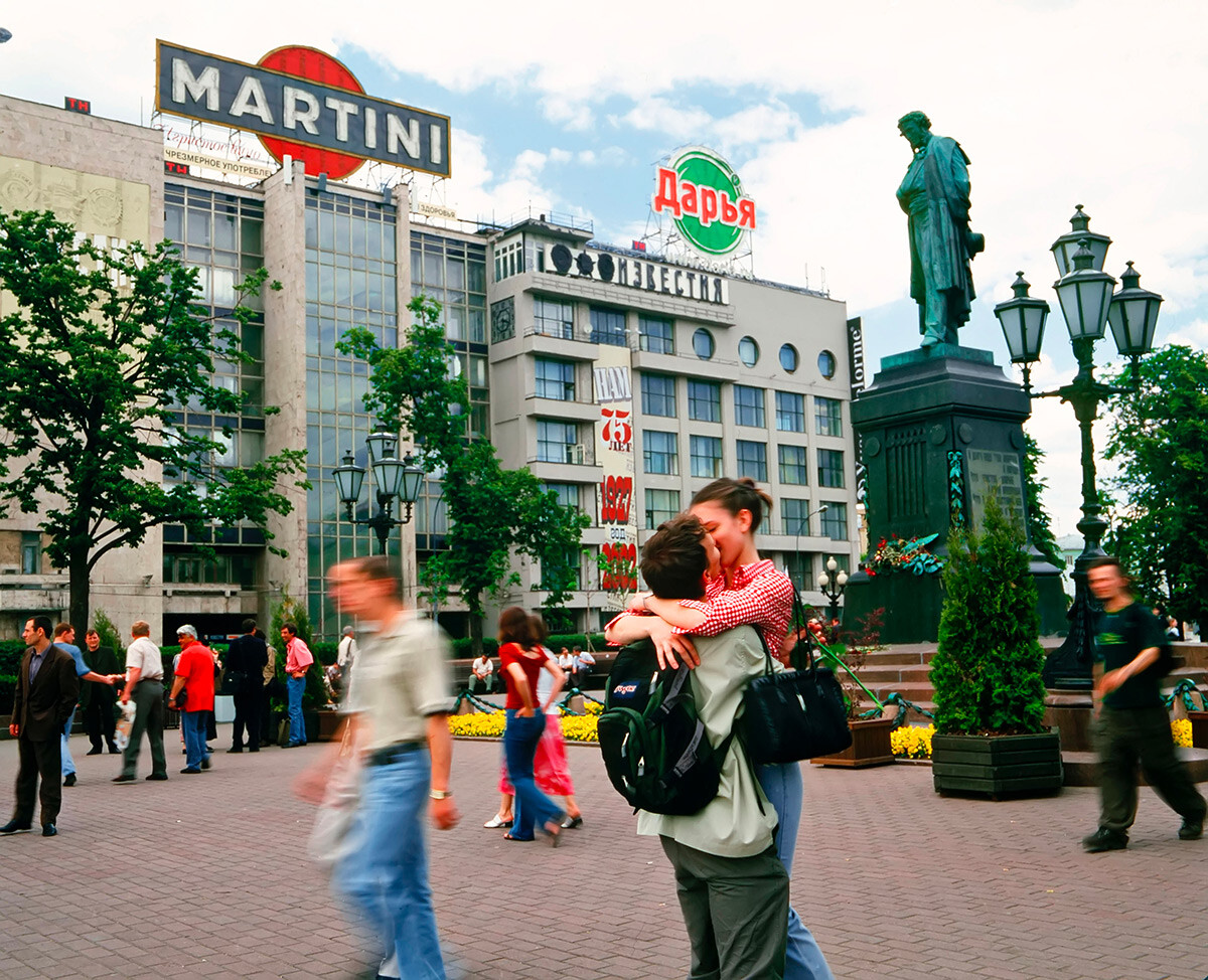 モスクワのプーシキン広場で愛（と広告）が宙に浮かぶ