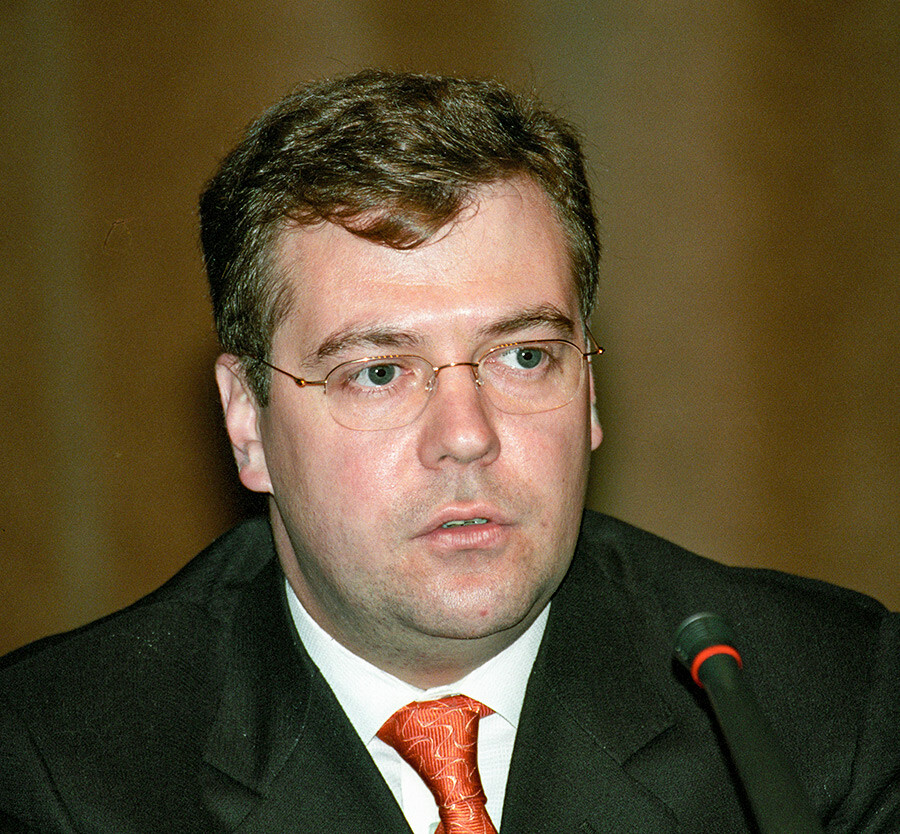 Der frühere russische Präsident Dmitri Medwedew im Jahr 2002, als er Vorsitzender des Gazprom-Vorstands war.