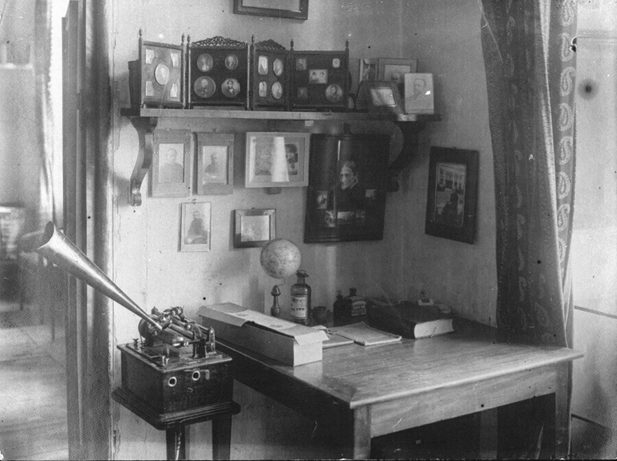 Fonógrafo (no canto inferior esquerdo) no gabinete de Tolstói. Foto de P. A. Sergueienko.