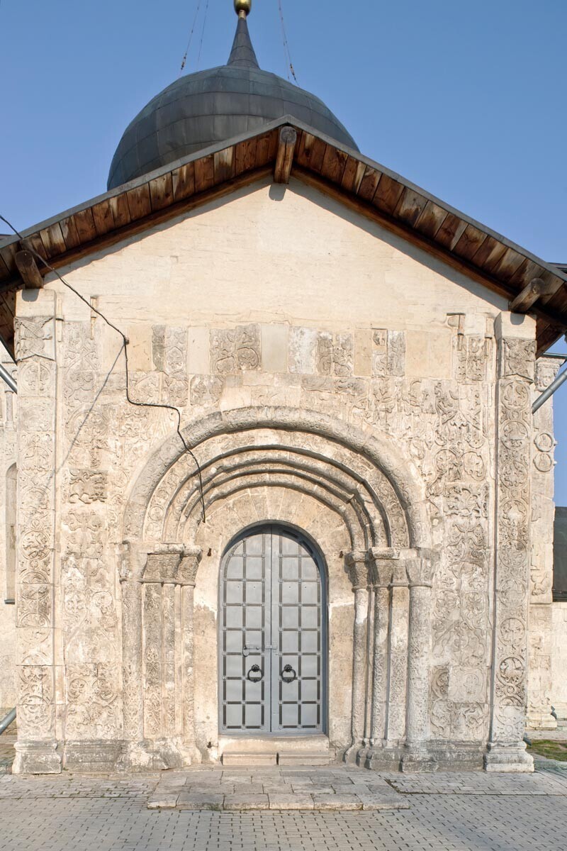 Katedral Sankt George. Pemandangan barat, portal pintu masuk utama. 21 Agustus 2013