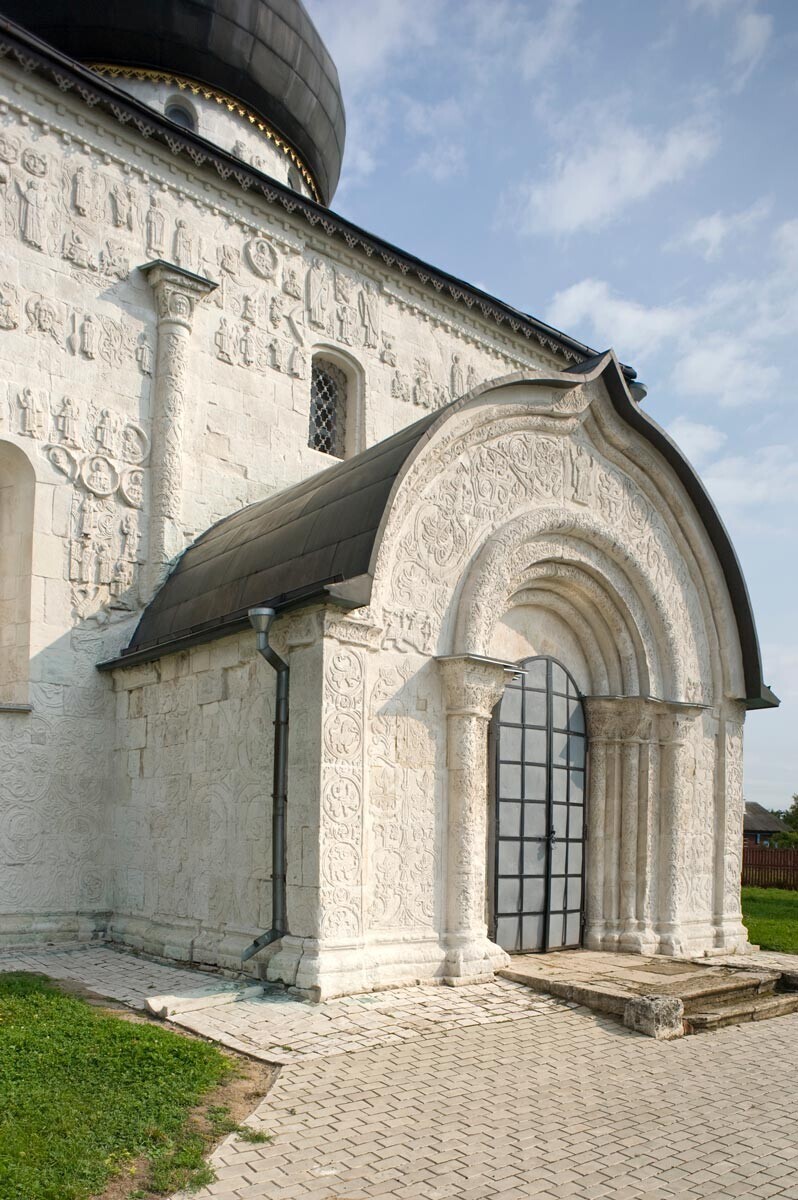 Katedral Sankt George. Pemandangan selatan dengan portal. 22 Agustus 2013