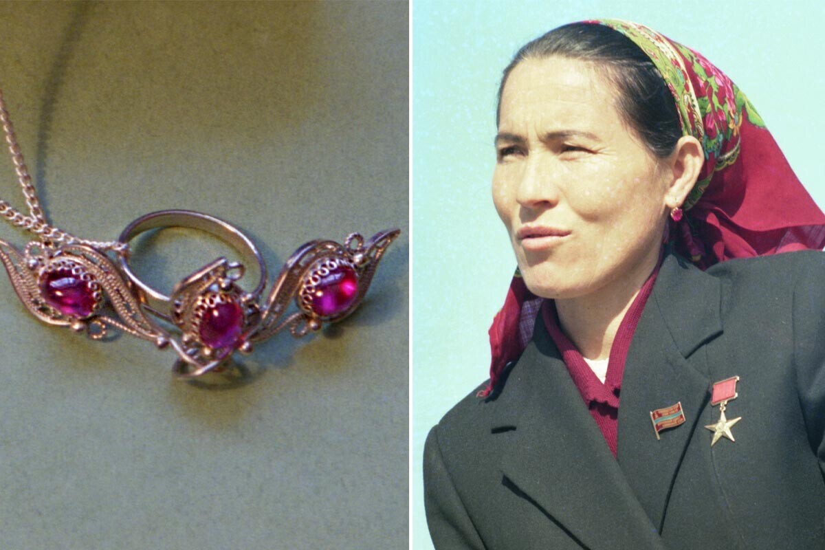 ​​​​Banyak wanita Soviet memiliki perhiasan seperti itu dalam koleksi!