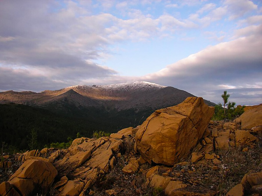 Gora Denežkin kamen. Tukaj je tudi istoimenski naravni rezervat. 