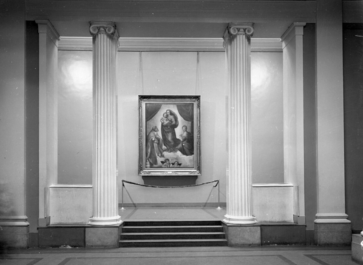Raffaels „Sixtinische Madonna“ in der Ausstellung „Meisterwerke der Dresdner Gemäldegalerie“ im Staatlichen Puschkin-Museum für Schöne Künste, 1955. 