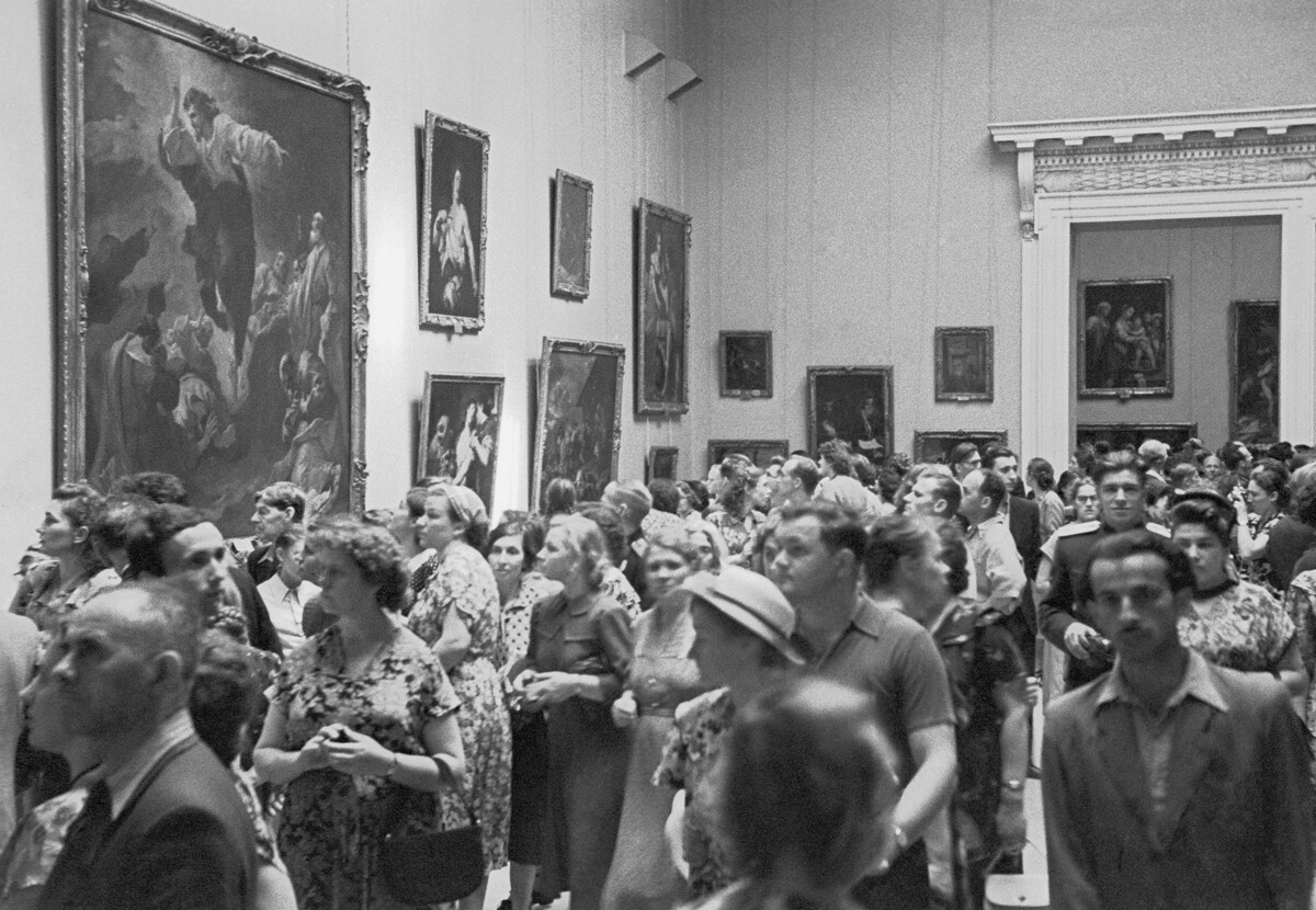 Die Ausstellung von Gemälden der Dresdner Galerie im Puschkin-Museum, Juli 1955.
