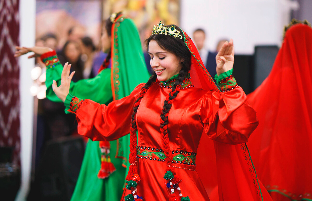 El artista de Tayikistán en el festival Etnomir de Moscú.