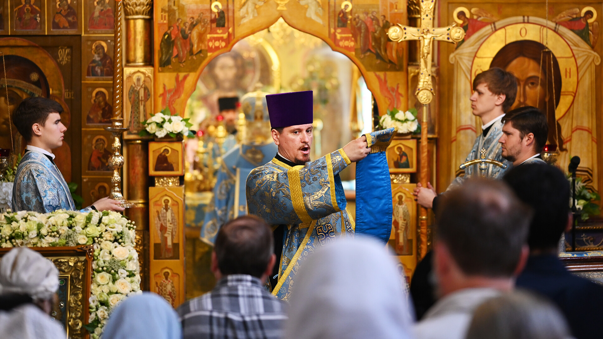Liturgie dans la cathédrale Notre-Dame-de-Kazan de Moscou sur la place Rouge