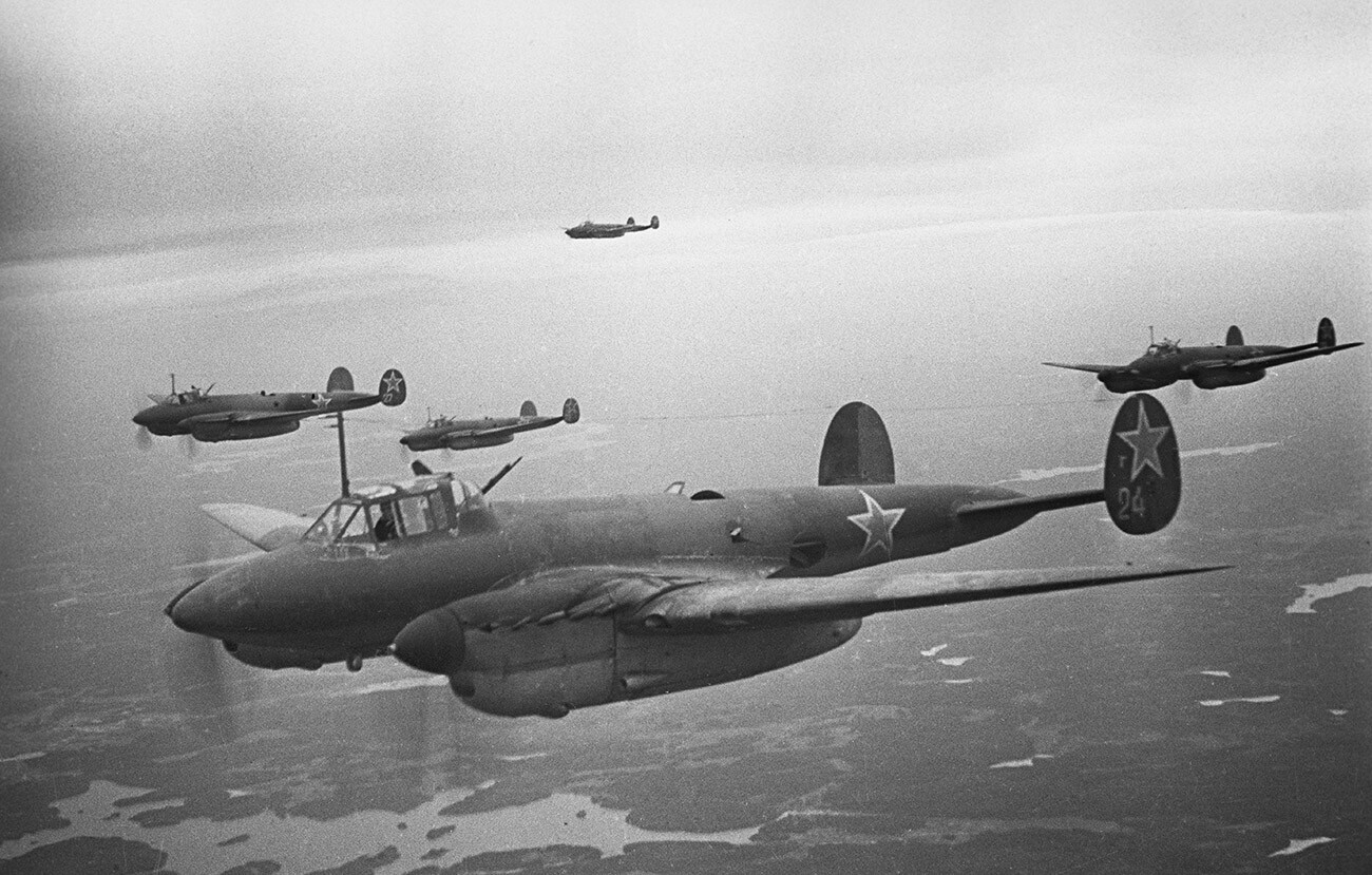  Бомбардировачи на 14-а въздушна войска над Волховския фронта край обсадения Ленинград 