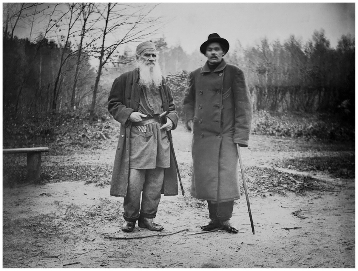 レフ・トルストイ（左）とマクシム・ゴーリキー（右）