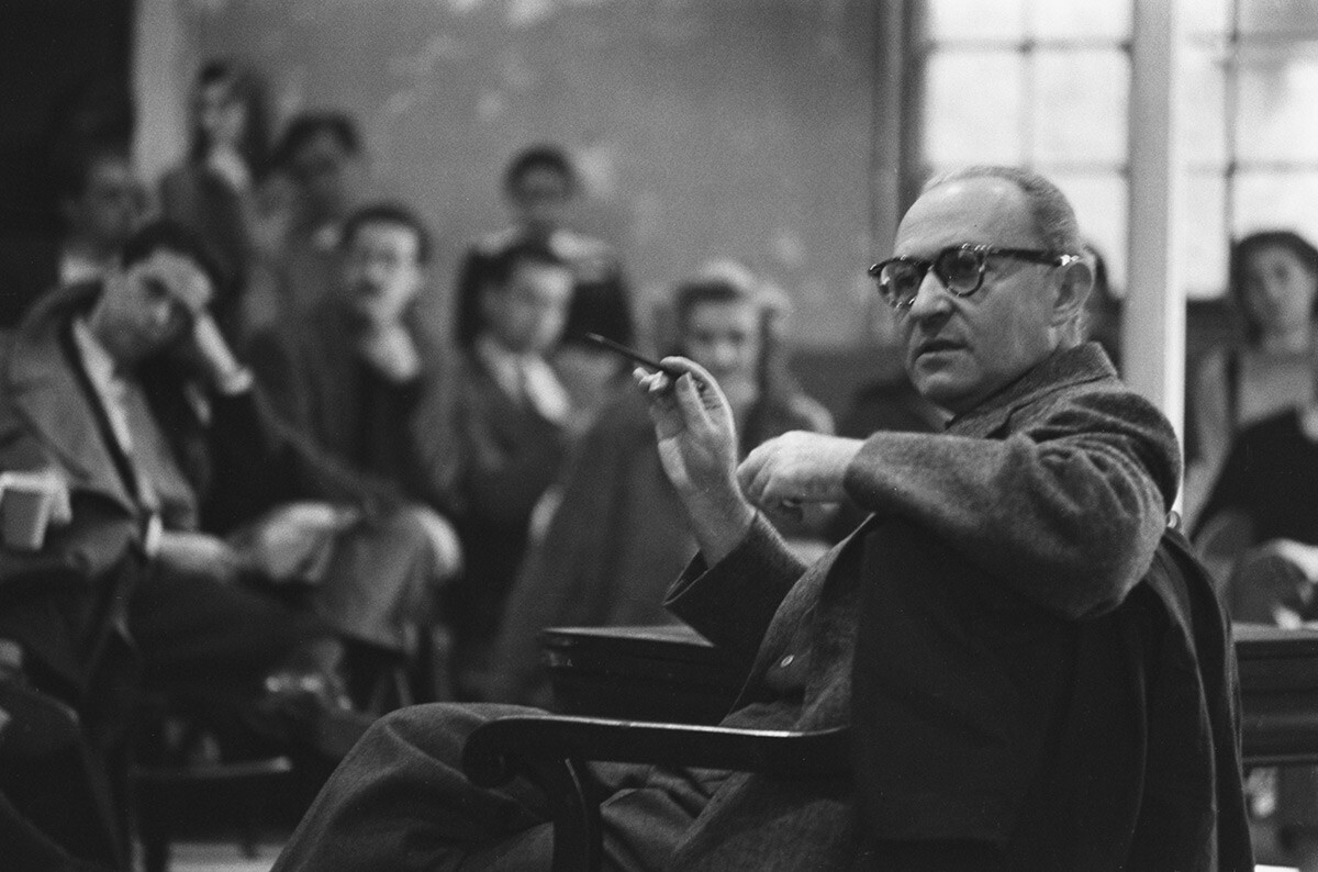 Lee Strasberg (1901-1982) teaching with students seated in the lecture hall in the background, at the Actors Studio, circa 1955.