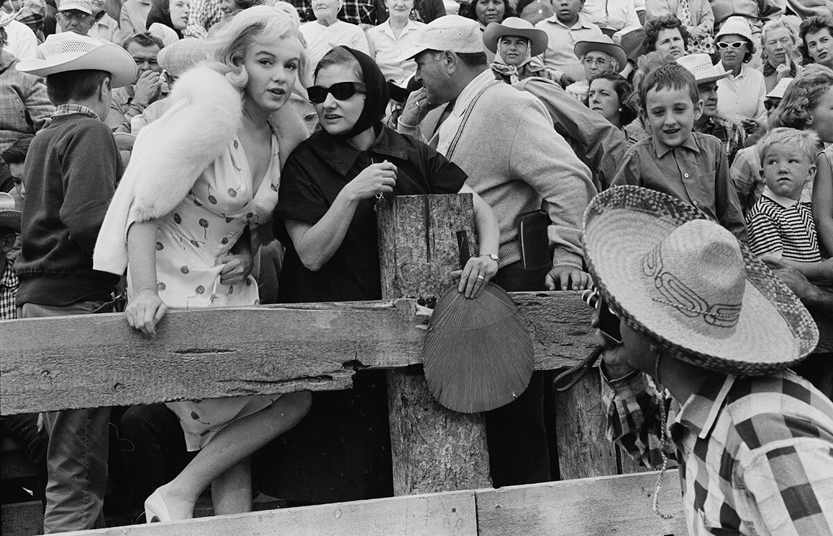Atriz americana Marilyn Monroe (1926 - 1962) com sua treinadora de atuação Paula Strasberg, durante as filmagens de 'Os Desajustados' no deserto de Nevada, 1960; Paula é esposa de Lee Strasberg