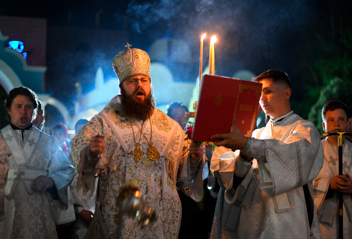 Свештенство на Велигденска служба во Соборниот храм „Свето Воскресение Христово“ во Бишкек.

