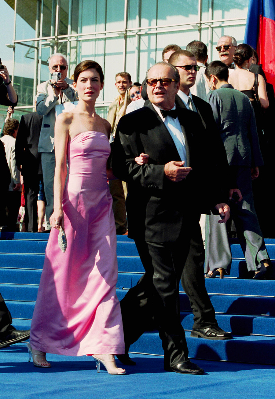 Jack Nicholson e Lara Flynn Boyle alla cerimonia di chiusura del Moscow International Film Festival, 30 giugno 2001, Mosca. Il festival ha assegnato a Nicholson il Premio 