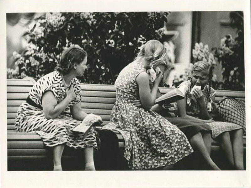 並木道のベンチに座って休息をとる女性たち、1950年代