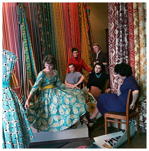 モスクワの老舗縫製工場に集まる女性たち、1958年