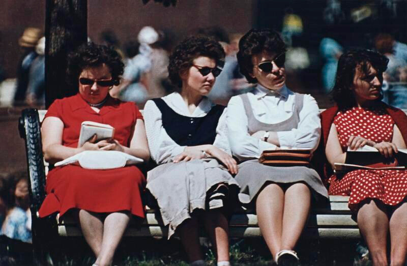 日光浴を楽しむ女性たち、1958年