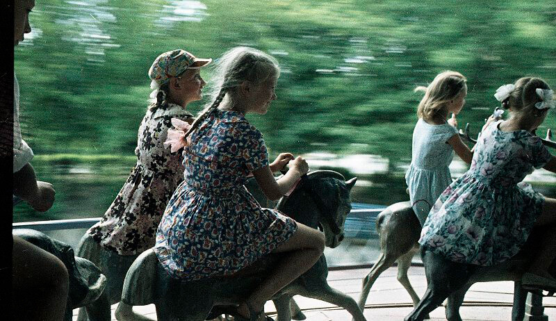 メリーゴーラウンドに乗る少女たち、1967年