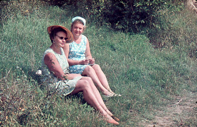 芝生に座る女性たち、1970年