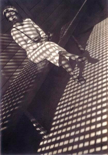 Une femme avec un appareil photo Leica, 1934
