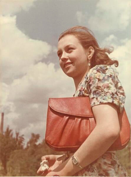 Une étudiante avec son sac à main, années 1950