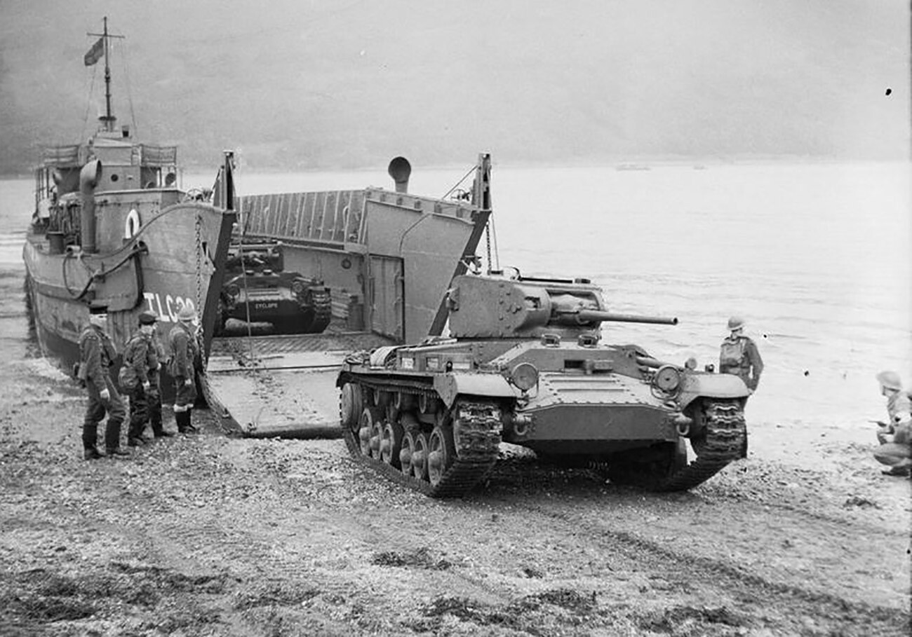 Britische Valentine-Panzer werden von einem Landungsboot entladen.
