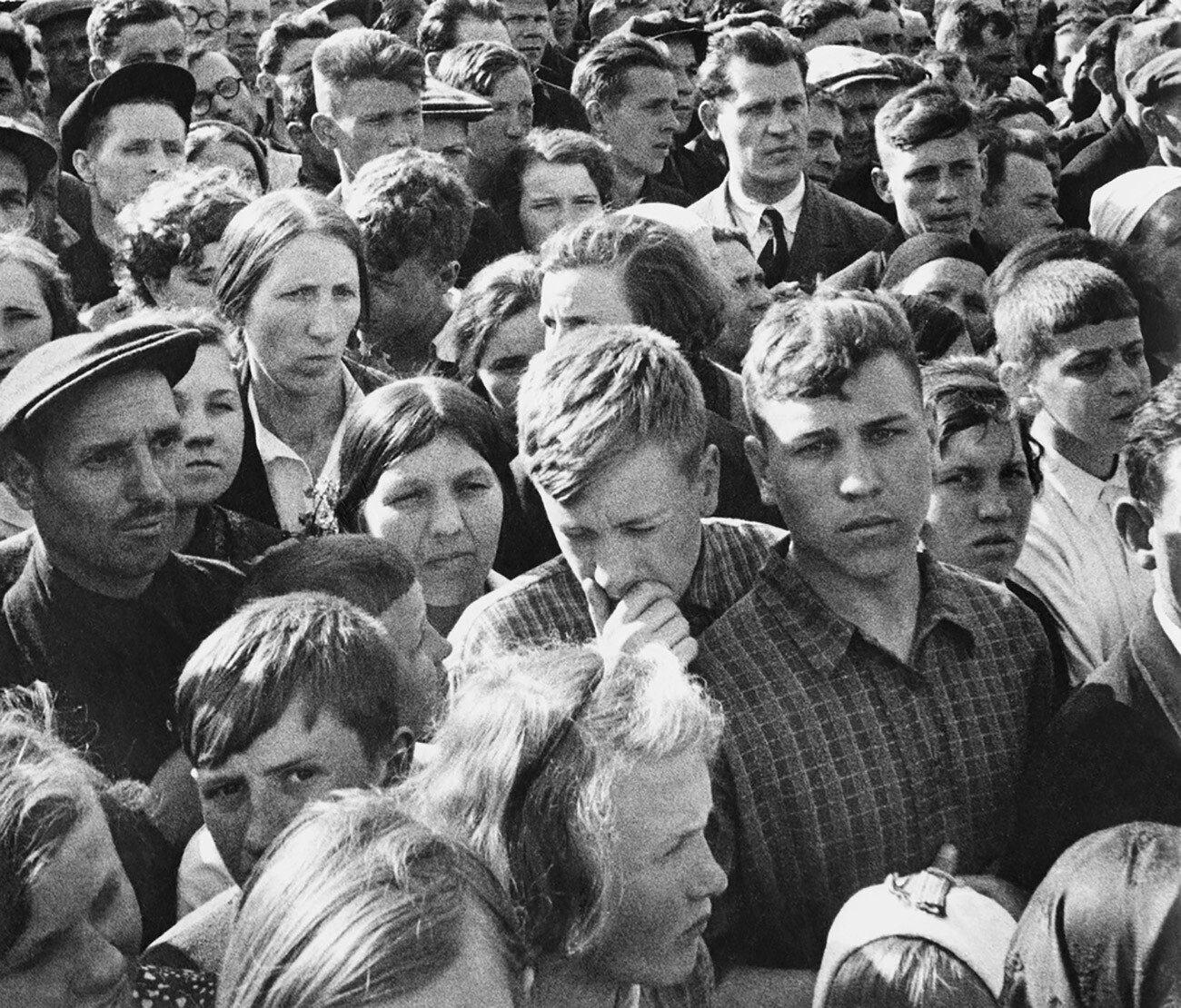 Радници фабрике „Срп и чекић“ слушају на радију вест о почетку рата.