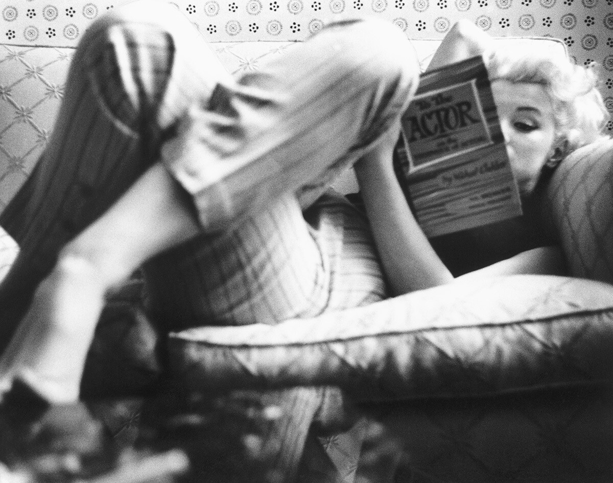 Marilyn Monroe čita udžbenik glume Mihaila Čehova 
