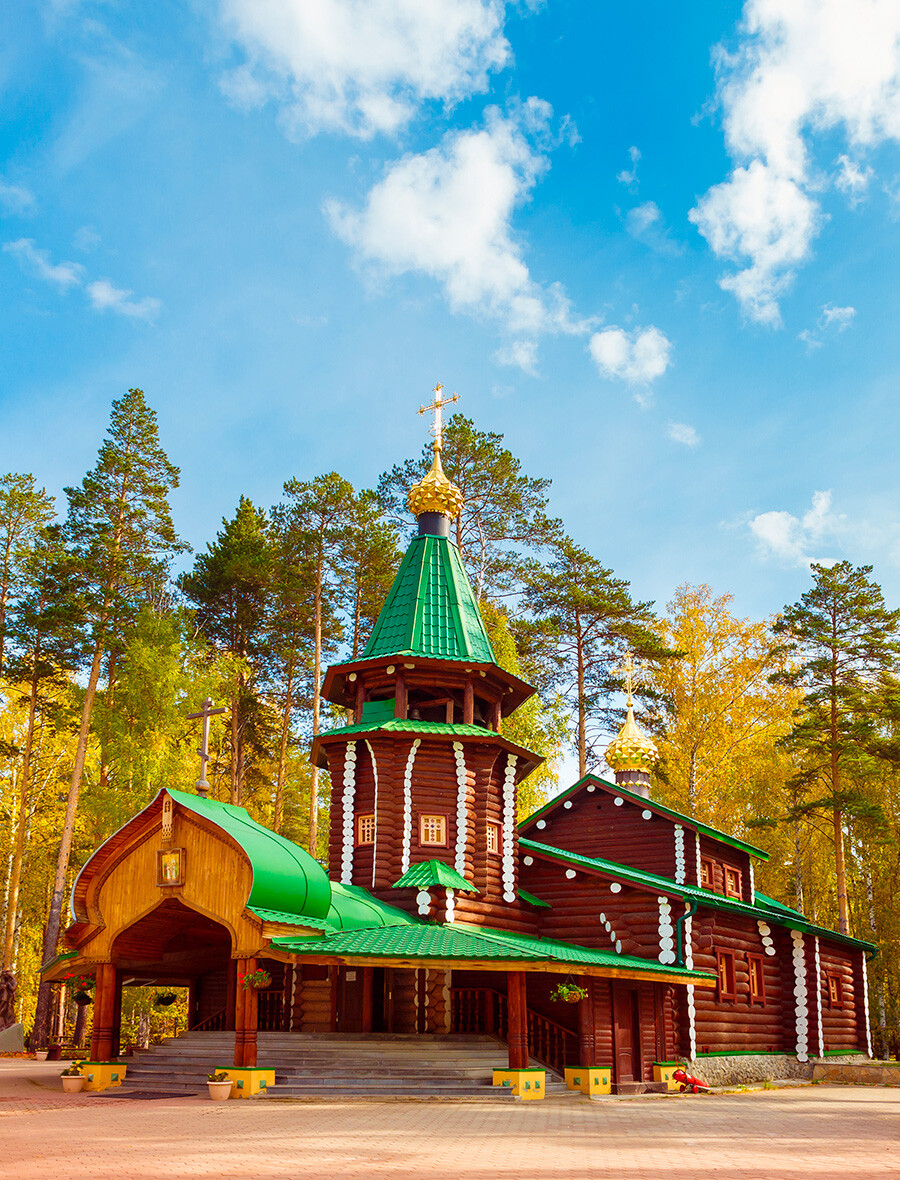 Monastère des Saints-Martyrs-Impériaux, situé à l'extérieur d'Ekaterinbourg, où les corps du tsar Nicolas II de Russie et de sa famille ont été enterrés (en fait jetés dans une fosse)