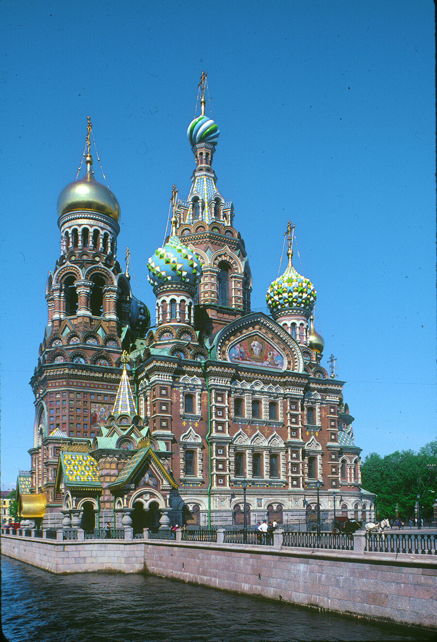 San Pietroburgo. Cattedrale della Resurrezione del Salvatore sul Sangue Versato. Vista sud-ovest sul canale Griboedov. 29 maggio 1998