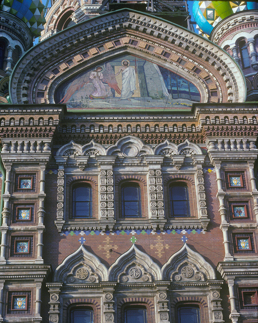 Cattedrale della Resurrezione. Facciata nord, frontone con pannello a mosaico 