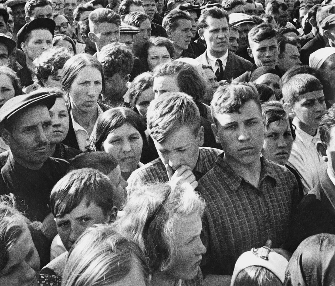 Работници на фабриката „Срп и чекан“ ја слушаат на радио веста за почетокот на војната.

