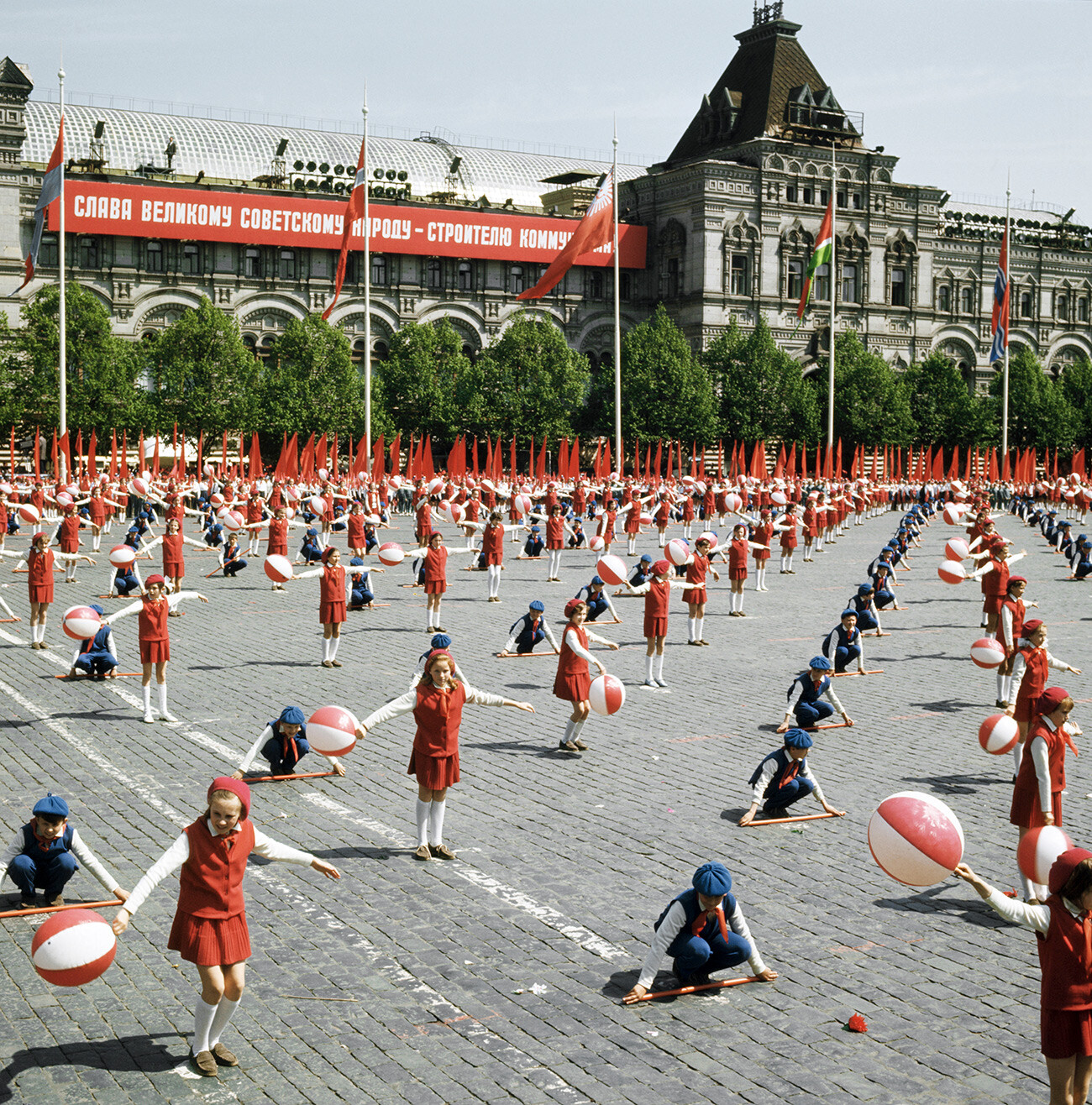 Desfile en la Plaza Roja para conmemorar la creación de la Organización de Pioneros. Moscú, el 1 de mayo de 1972. 