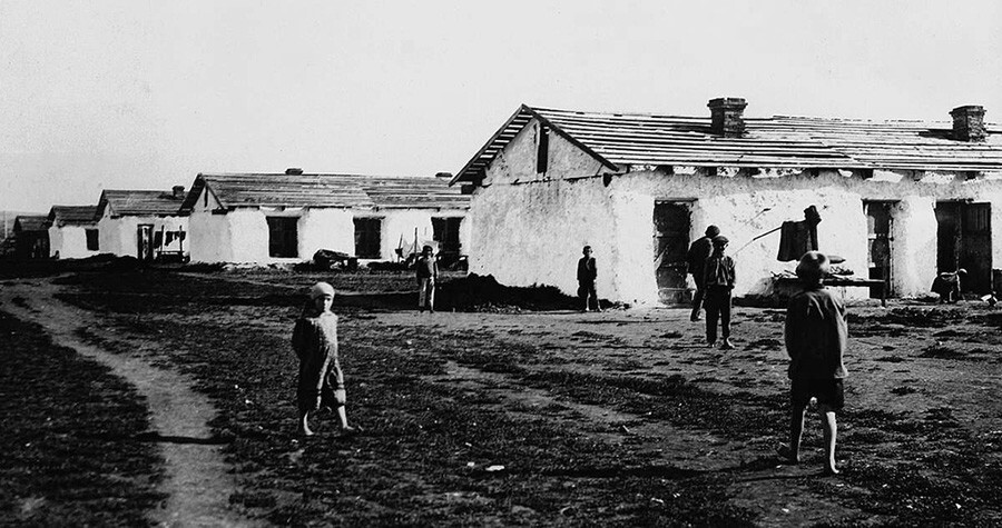 As primeiras moradias dos trabalhadores na aldeia especial de Tsentrálni.
