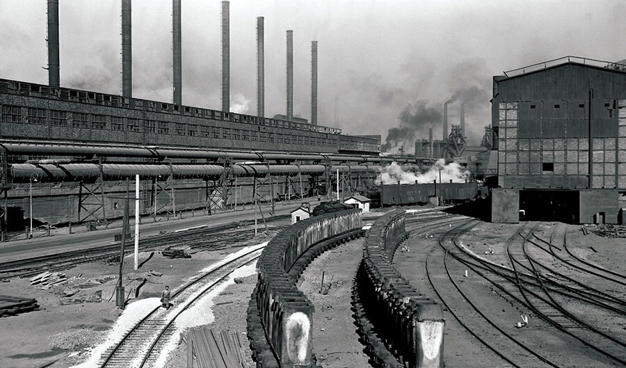 A siderúrgica e seus trens de carga com metal.