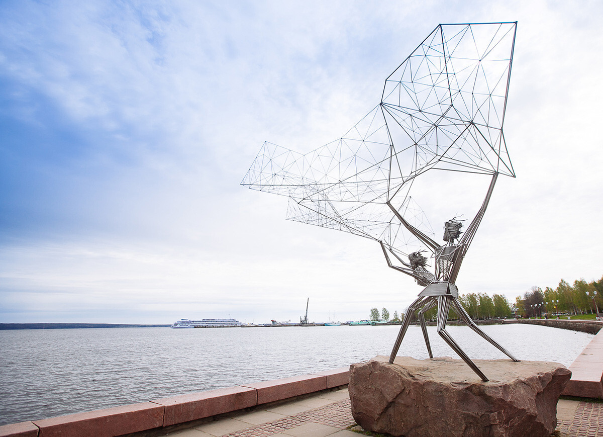 Pescadores, o símbolo da cidade de Petrozavodsk, em escultura no aterro de Onega. A escultura foi um presente da cidade-irmã norte-americana Duluth.