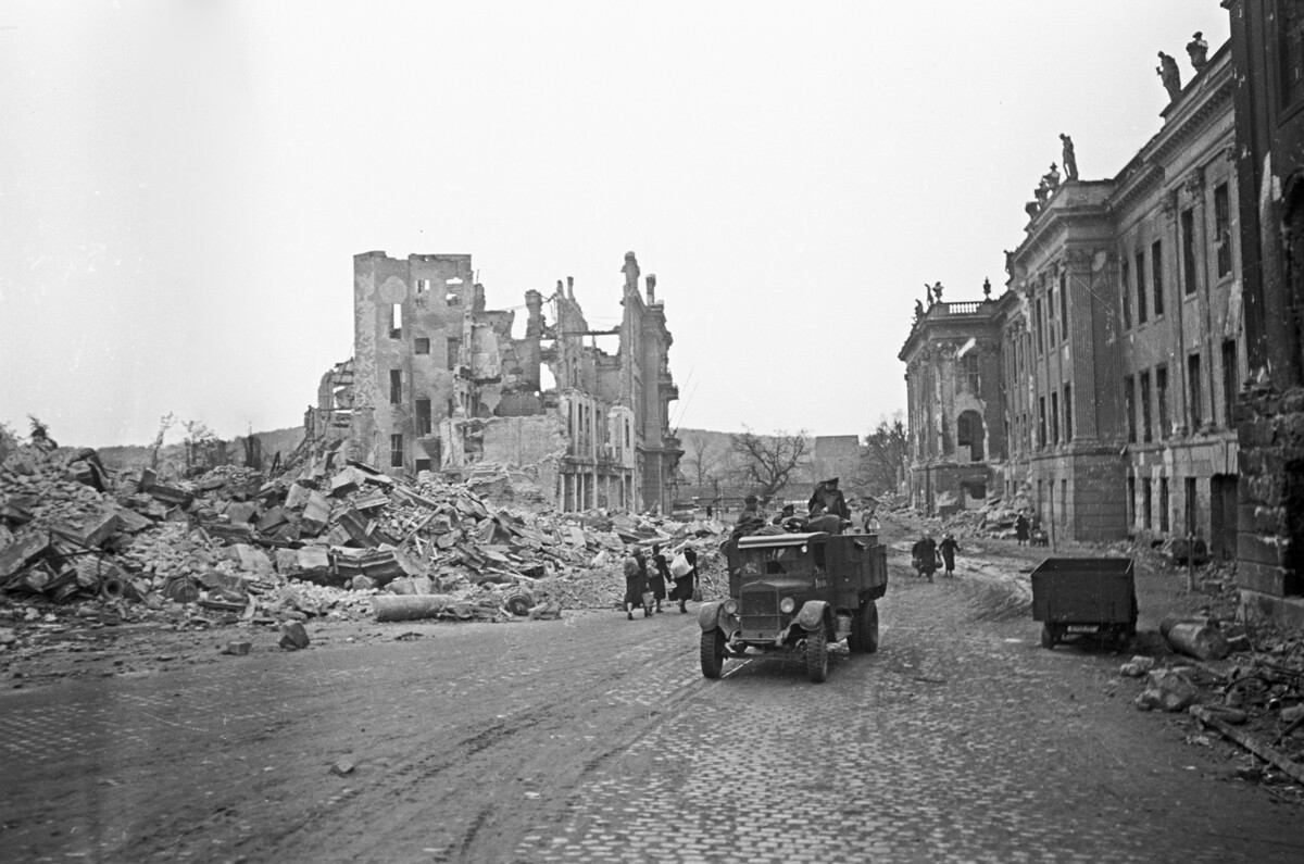 Развалины знаменитой Дрезденской картинной галереи, 1945
