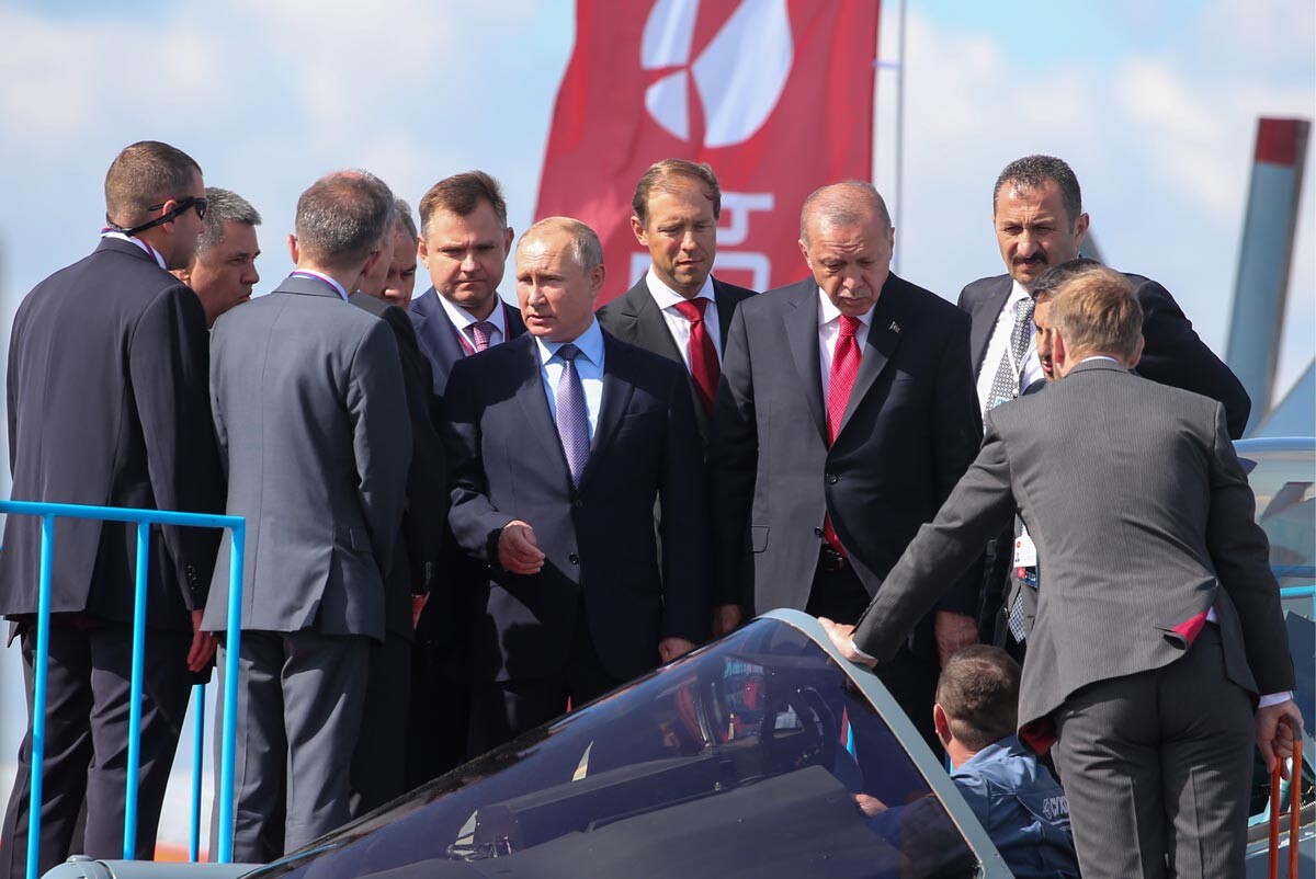 Presiden Rusia Vladimir Putin, Menteri Perindustrian dan Perdagangan Rusia Denis Manturov, dan Presiden Turki Recep Tayyip Erdogan hadir pada pembukaan Pameran Kedirgantaraan dan Ruang Angkasa Internasional MAKS-2019 di Zhukovsky.