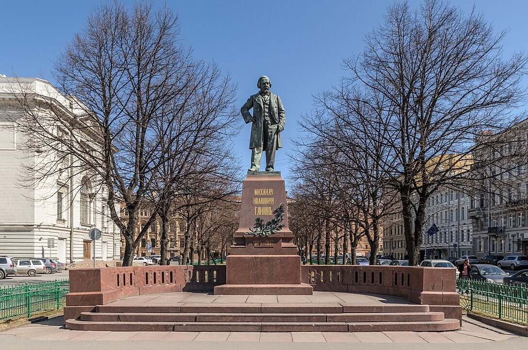 Estatua de Mijaíl Glinka cerca del Teatro Marinski de San Petersburgo