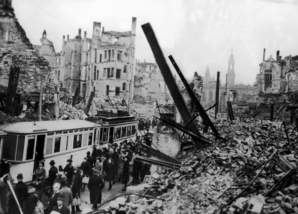 La città di Dresda, rasa al suolo dai bombardamenti anglo-americani, nel febbraio 1945