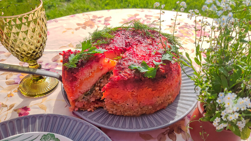 This porridge is an unusual mixture of five grains and vegetables. And it looks like a cake!