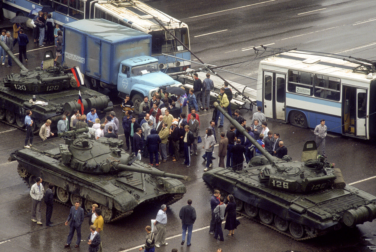 Tanks and city buses form a roadblock outside the Russian White House during a 1991 coup attempt.
