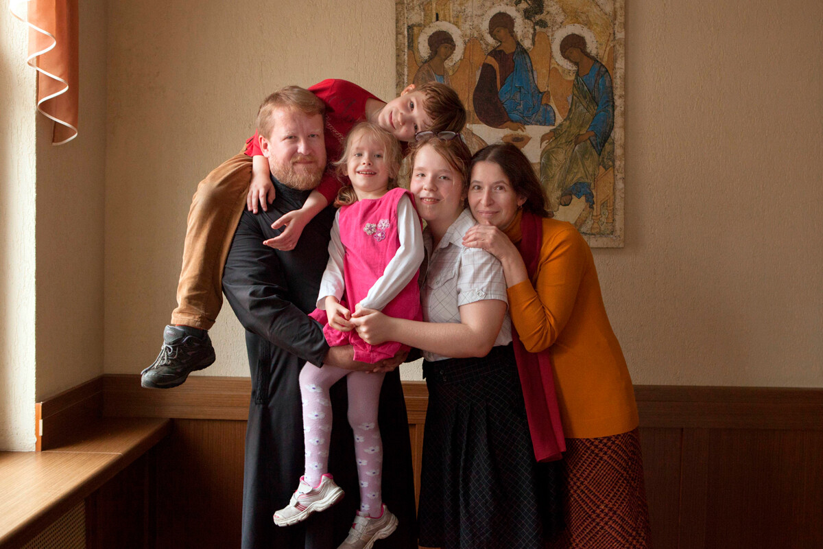 Il sacerdote ortodosso russo Aleksandr Konstantinov con i figli Aleksandra, Nikolaj, Evgenia e la moglie Svetlana Konstantinova